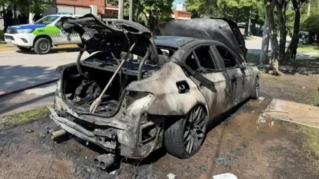Una pericia clave complica a los acusados de agredir a un hombre e incendiar su auto de alta gama
