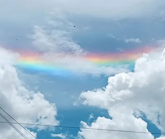 Un impactante "arco iris de fuego" sorprendió esta mañana a los tucumanos: mirá el video